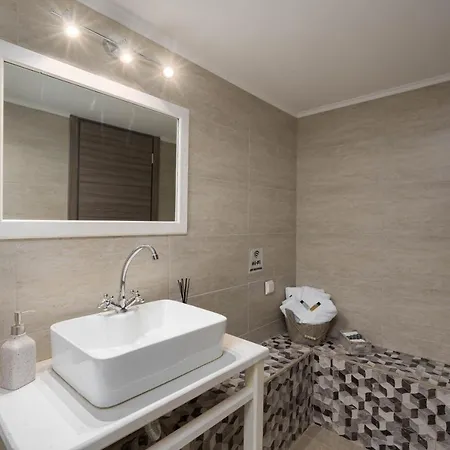 Dome Apartment Kamari (Santorini)